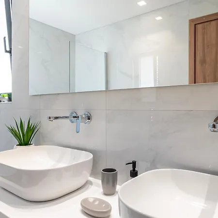 Azure Waves, Exclusive Apartman *